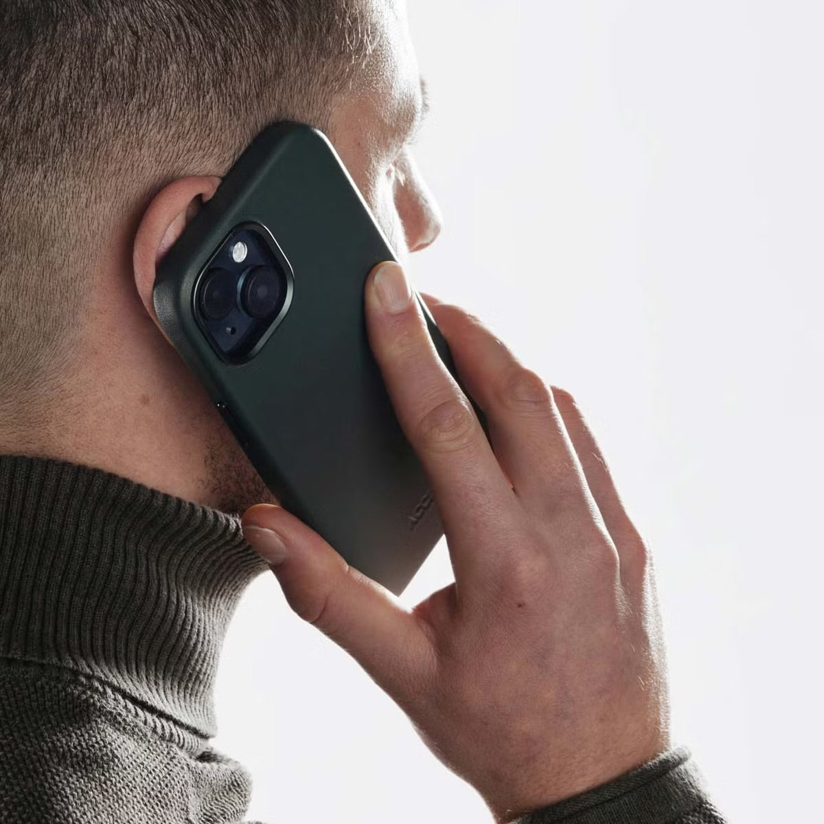 Accezz MagSafe Leather Backcover voor de Apple iPhone 16 Pro Max - Cedar Green
