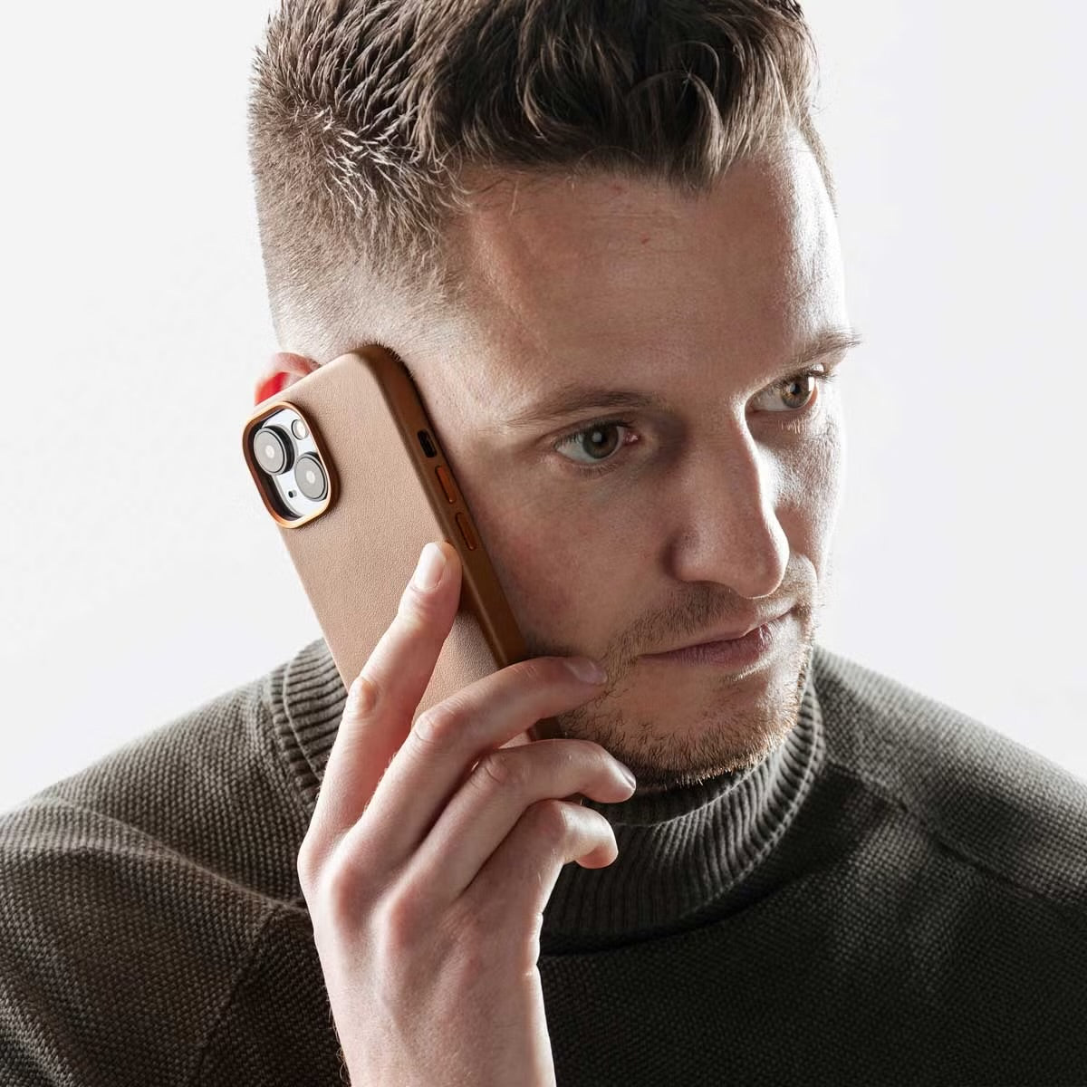 Accezz MagSafe Leather Backcover voor de Apple iPhone 16 - Sienna Brown