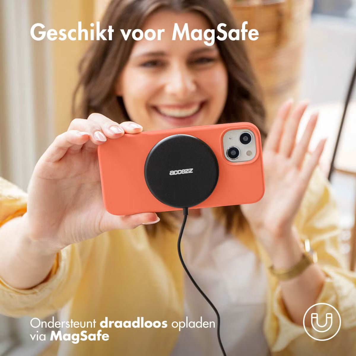 Accezz Liquid Silicone Backcover met MagSafe voor de Apple iPhone 14 - Nectarine