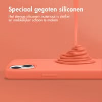 Accezz Liquid Silicone Backcover met MagSafe voor de Apple iPhone 15 - Nectarine