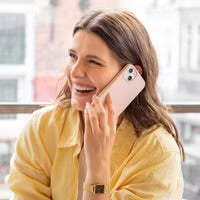 Accezz Liquid Silicone Backcover met MagSafe voor de Apple iPhone 16 Pro - Roze
