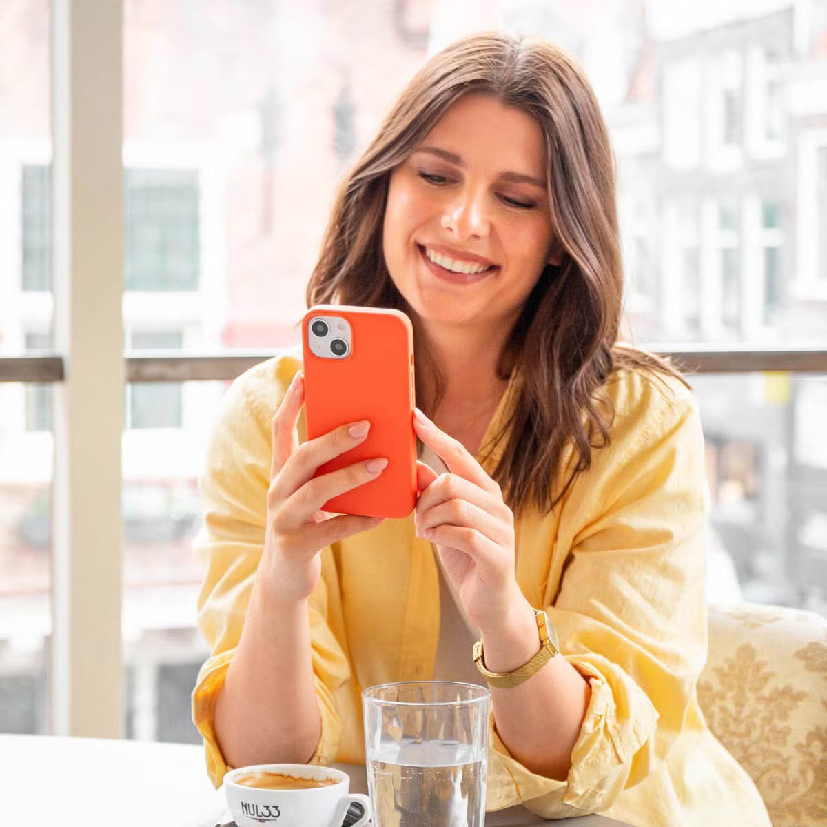 Accezz Liquid Silicone Backcover voor de Apple iPhone 14 / 13 - Nectarine