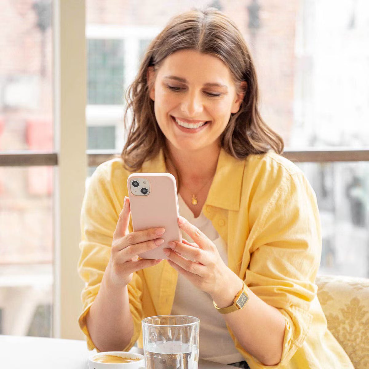 Accezz Liquid Silicone Backcover voor de Apple iPhone 14 / 13 - Roze