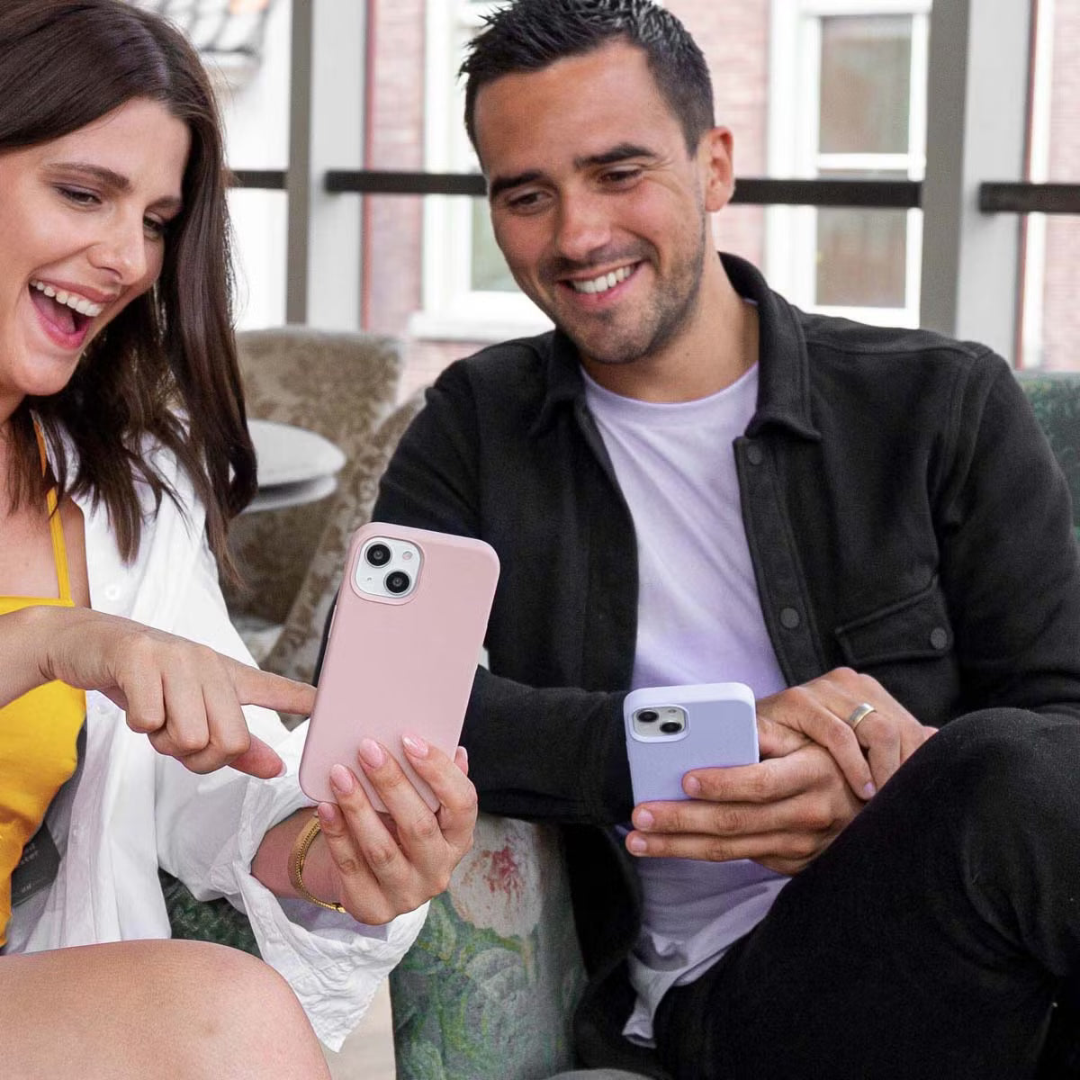 Accezz Liquid Silicone Backcover met MagSafe voor de Apple iPhone 17 Pro Max - Roze