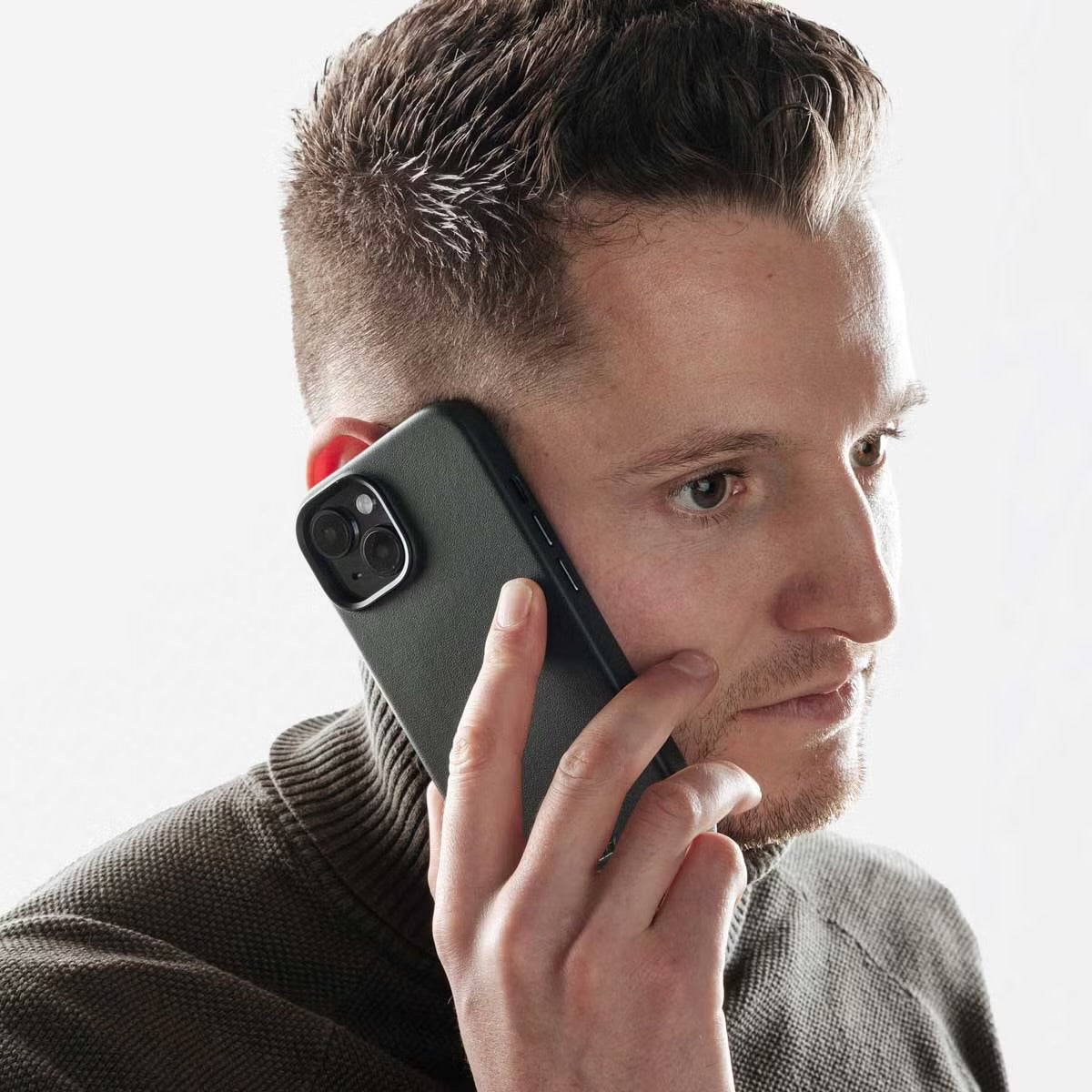 Accezz MagSafe Leather Backcover voor de Apple iPhone 17 - Cedar Green