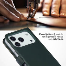 Selencia Echt Leren Bookcase voor de Apple iPhone 17 Pro - Groen
