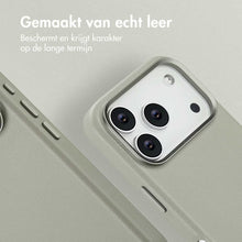 Accezz MagSafe Leather Backcover voor de Apple iPhone 17 Pro - Lichtgrijs