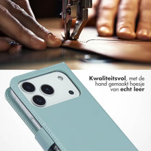 Selencia Echt Leren Bookcase voor de Apple iPhone 17 Pro - Air Blue