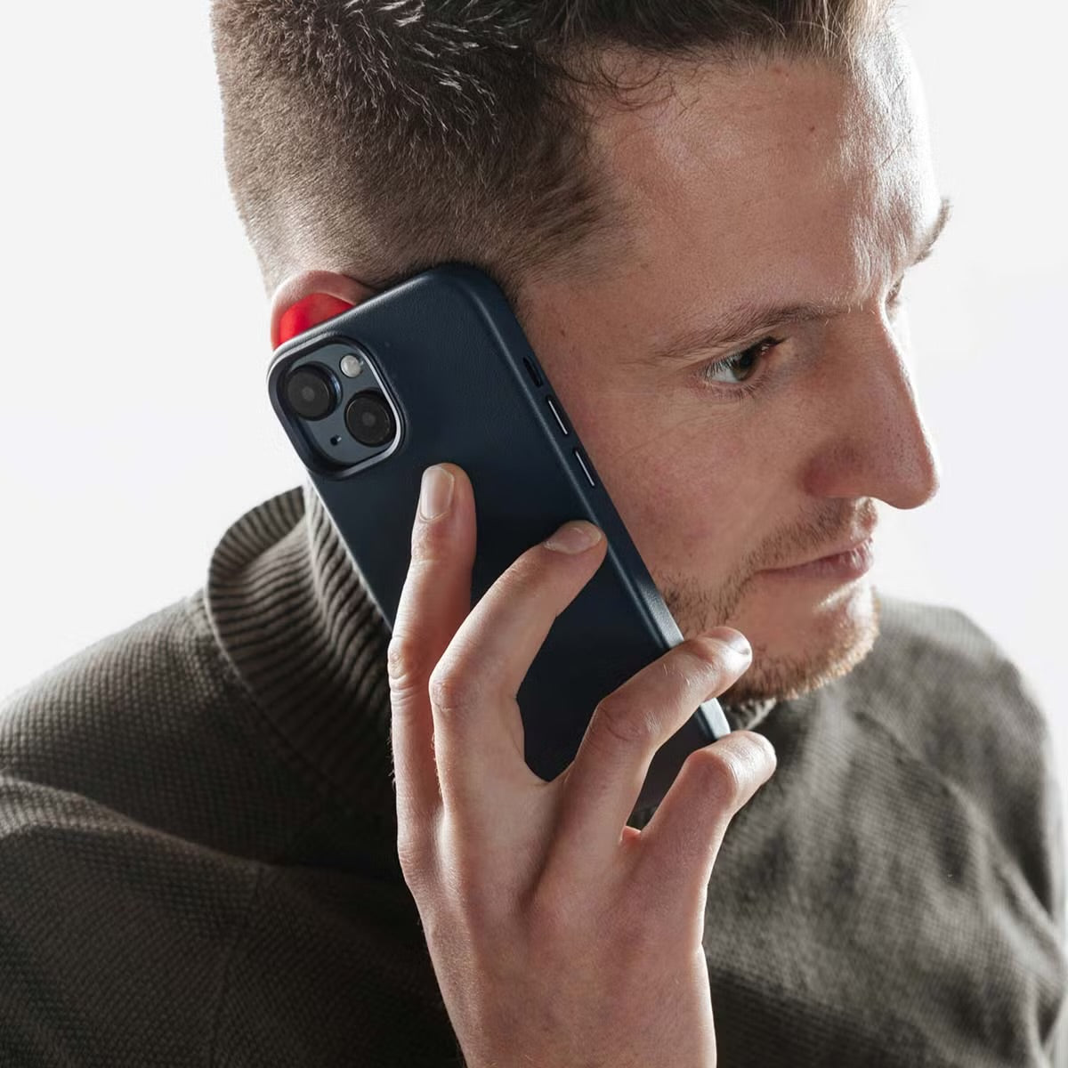 Accezz MagSafe Leather Backcover voor de Apple iPhone 16 Pro - Nightfall Blue