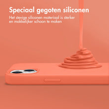 Accezz Liquid Silicone Backcover met MagSafe voor de Apple iPhone 14 - Nectarine