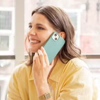 Accezz Liquid Silicone Backcover met MagSafe voor de Apple iPhone 16 Pro - Donkergroen