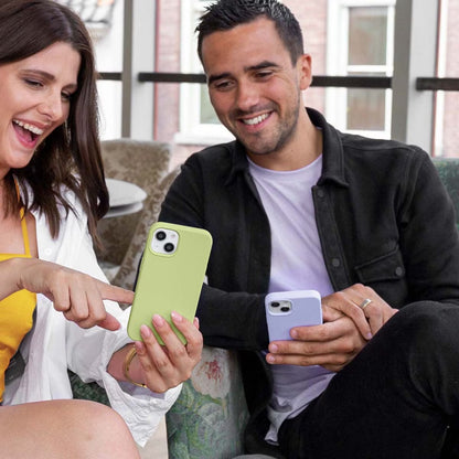 Accezz Liquid Silicone Backcover voor de Apple iPhone 15 - Groen