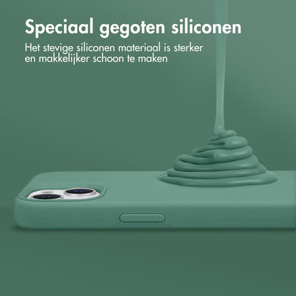 Accezz Liquid Silicone Backcover met MagSafe voor de Apple iPhone 15 - Donkergroen