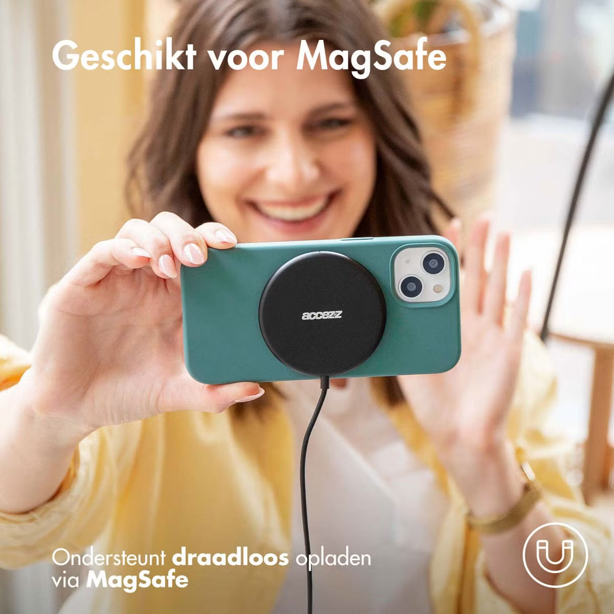 Accezz Liquid Silicone Backcover met MagSafe voor de Apple iPhone 15 - Donkergroen