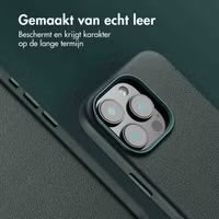 Accezz MagSafe Leather Backcover voor de Apple iPhone 16 Pro - Cedar Green