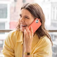Accezz Liquid Silicone Backcover met MagSafe voor de Apple iPhone 15 - Nectarine