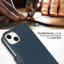 Selencia Echt Leren Bookcase voor de iPhone 13 - Blauw