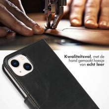 Selencia Echt Leren Bookcase voor de iPhone 13 - Zwart