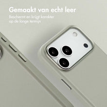 Accezz MagSafe Leather Backcover voor de Apple iPhone 17 Pro Max - Lichtgrijs