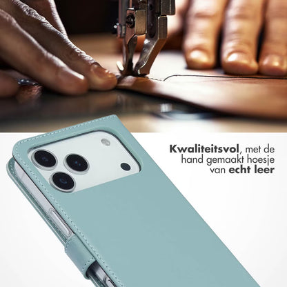 Selencia Echt Leren Bookcase voor de Apple iPhone 17 Pro Max - Lichtblauw