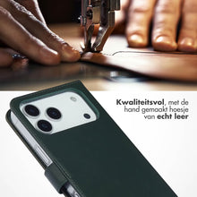 Selencia Echt Leren Bookcase voor de Apple iPhone 17 Pro Max - Groen