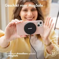 Accezz Liquid Silicone Backcover met MagSafe voor de Apple iPhone 15 Pro Max - Roze