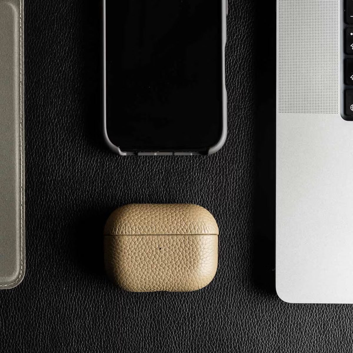 Accezz Echt Leren Case voor de Apple AirPods 1 / 2 - Taupe