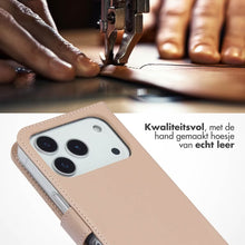 Selencia Echt Leren Bookcase voor de Apple iPhone 17 Pro - Dusty Pink