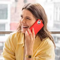 Accezz Liquid Silicone Backcover met MagSafe voor de Apple iPhone 15 Pro Max - Rood