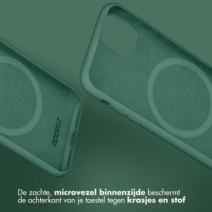 Accezz Liquid Silicone Backcover met MagSafe voor de Apple iPhone 16 - Donkergroen