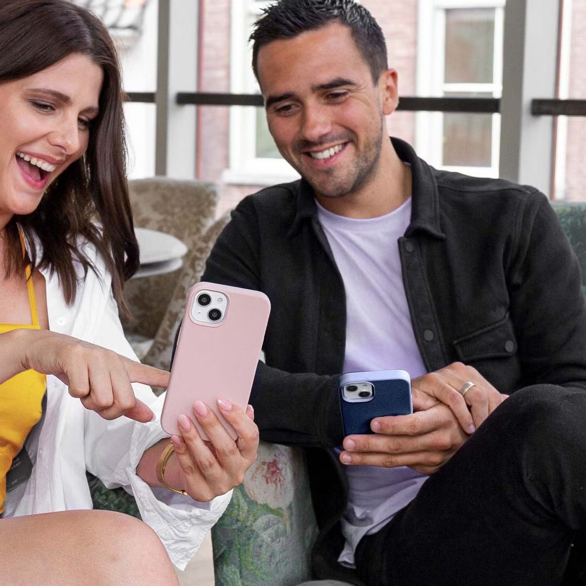 Accezz Liquid Silicone Backcover met MagSafe voor de iPhone 13 Mini - Donkerblauw