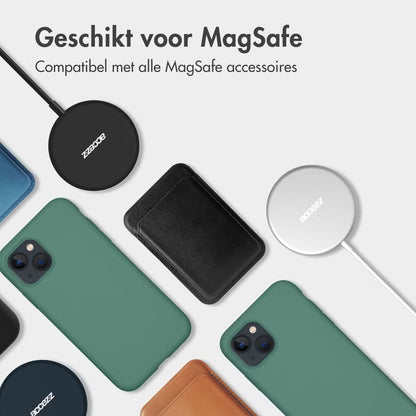 Accezz Liquid Silicone Backcover met MagSafe voor de Apple iPhone 15 - Donkergroen