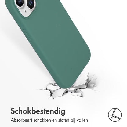 Accezz Liquid Silicone Backcover met MagSafe voor de Apple iPhone 15 - Donkergroen