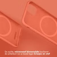 Accezz Liquid Silicone Backcover met MagSafe voor de Apple iPhone 15 - Nectarine
