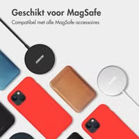 Accezz Liquid Silicone Backcover met MagSafe voor de Apple iPhone 15 Pro Max - Rood