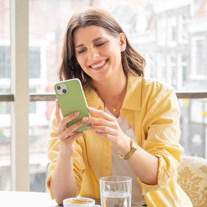 Accezz Liquid Silicone Backcover voor de Apple iPhone 15 - Groen