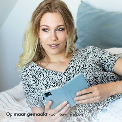 Selencia Echt Leren Bookcase voor de Apple iPhone 17 Pro Max - Lichtblauw