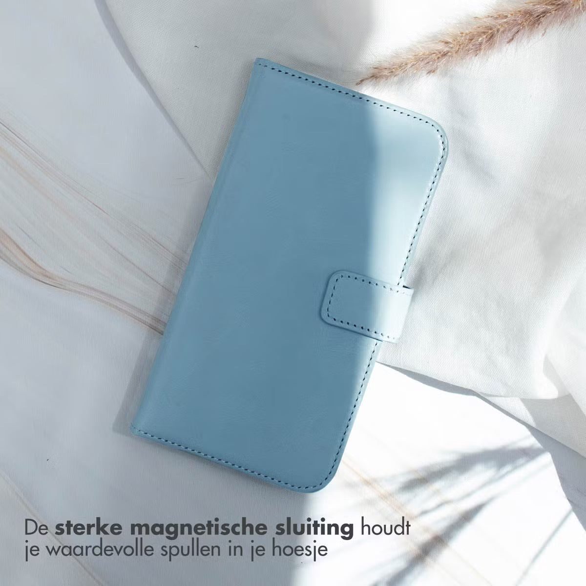 Selencia Echt Leren Bookcase voor de Apple iPhone 17 Pro Max - Lichtblauw