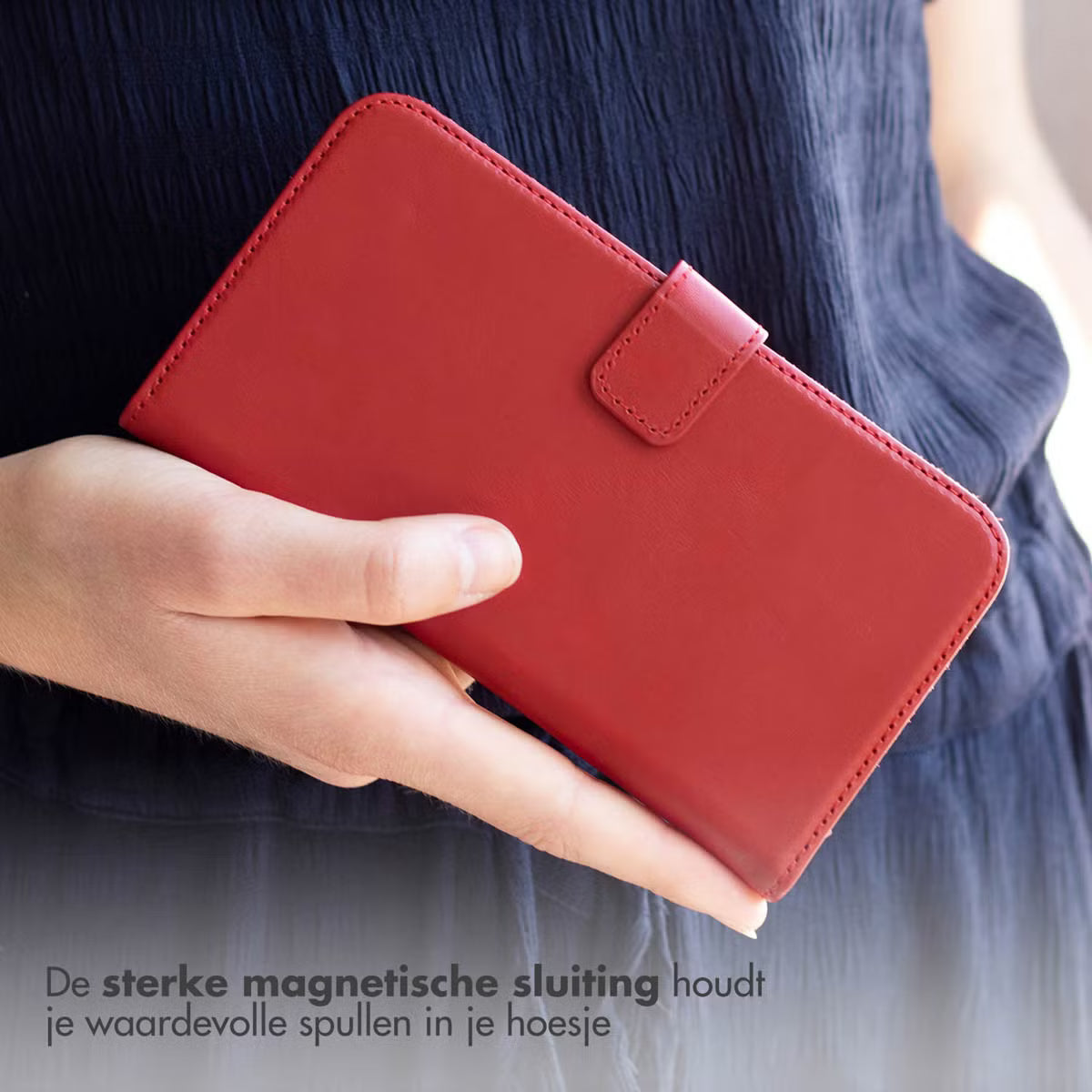 Selencia Echt Leren Bookcase voor de iPhone 13 - Rood