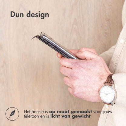 Accezz Flipcase voor de iPhone 13 - Zwart