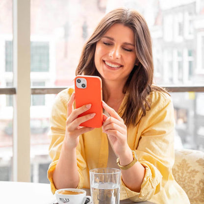 Accezz Liquid Silicone Backcover voor de Apple iPhone 14 / 13 - Nectarine