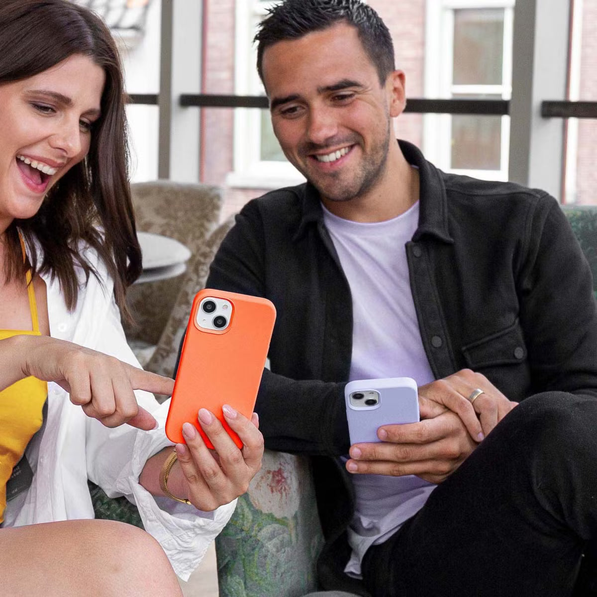 Accezz Liquid Silicone Backcover voor de Apple iPhone 14 / 13 - Nectarine