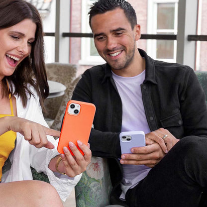 Accezz Liquid Silicone Backcover voor de Apple iPhone 14 / 13 - Nectarine